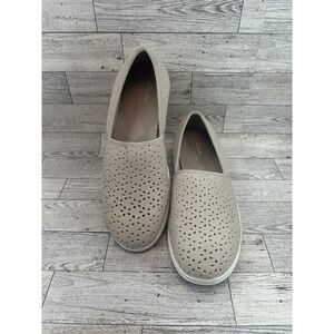 Clarks Cloudsteppers Women 9 Slip On Loafer Beige Laser Cut Casual Comfort Shoes